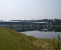 Vue panoramique du pont, de la rivière et l'aménagement.; PNB 2004