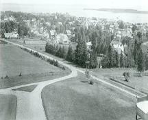 Vue du nord-est de l'arrondissement historique de St. Andrews, donnant sur les baies Passamaquoddy et de Fundy, c. 1914.; Provincial Archives of New Brunswick /Archives provinciales du Nouveau-Brunswick, P11-189, c. 1914.