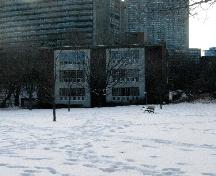 Vue du lieu historique national du Canada The Studio Building, qui montre son emplacement au bord du ravin Rosedale, dans le centre-ville de Toronto, 2004.; Agence Parcs Canada / Parks Canada Agency, Andrew Waldron, 2004.