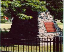 Battlefield of Fort George National Historic Site of Canada, showing the cairn and the plaque marking the north-east corner of the battle site, 1989.; Parks Canada Agency/Agence Parcs Canada 1989