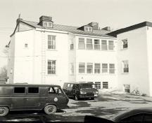 Vue générale de la maison Sewell, qui montre l’ajout de deux étages à l’arrière, 1969.; Parks Canada Agency / Agence Parcs Canada, 1969.