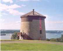 Vue de la tour Martello 1, montrant les massifs murs circulaires en moellons de maçonnerie, 2003.; Parks Canada Agency/Agence Parcs Canada, 2003.
