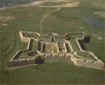 Vue aérienne montrant le contour au sol et le profil des ruines du fort en forme d'étoile et de la batterie du cap Merry.; Parks Canada Agency / Agence Parcs Canada
