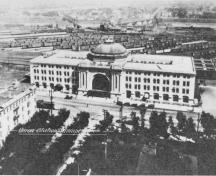 Vue aérienne de la Gare Union / gare du Canadien National à Winnipeg, qui montre la symétrie axiale de son plan et le recours à des éléments classiques dans des proportions inusitées, 1920.; Archives of Manitoba/Archives du Manitoba, 1920.