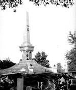 Vue générale du monument de la Bataille de Lundy’s Lane au cimetière Drummond Hill, 1925.; Archives of Ontario / Archives publiques de l'Ontario, F 1075-13, H 1065, 1925.