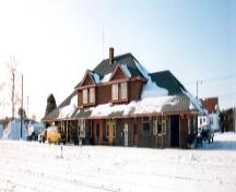 Photo prise de l'extérieur; (Murray Peterson, 1993.)