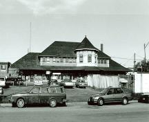 Photo prise de l'extérieur; B. Potyondi, Great Plains Research Consultants, 1991.