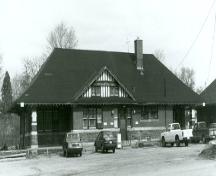 Photo prise de l'extérieur; (A. M. de Fort-Menares, Toronto, 1991.)