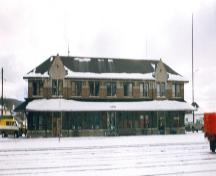 Photo prise de l'extérieur; (Murray Peterson, 1993.)