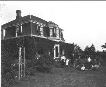 La famille Ritchie devant leur maison, vers 1894.; Ole Larsen Collection, PANB.