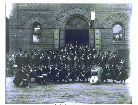 Photographie d'un groupe devant l'Orange Hall