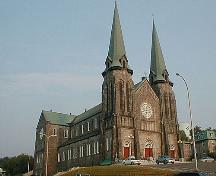 Vue de la façade de la Cathédrale, cette image illustre les deux clochers, la nef centrale avec sa verrière tout comme la nef latérale.; PNB 2003