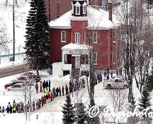 Vue de l'Atelier RADO dont la façade fait face à l'appareil photo. On peut distinguer le toit à pans hexagonal surmonté de la tour centrale.  ; Digiphoto