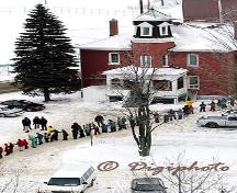 Vue de la façade avant de l'Atelier RADO qui montre la tour chapeautée située au-dessus du toit de la galerie.; Digiphoto