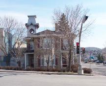 La maison Albert vue de face avec sa petite galerie menant à la porte avant et sa tour à l'autre extrémité.; Town of Edmunston