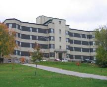 Une image contemporaine de l'Hôpital Hôtel-Dieu avec les changements à l'extérieur.; City of Bathurst 