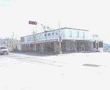 Vue de la façade avant munie d'un auvent ainsi que de la façade ouest.; Town of Edmunston