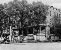 Une vue du Gloucester Hôtel d'origine construit par J. P. Leger; City of Bathurst