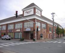 Vue en angle de l'édifice Gloucester après les rénovations.  Il est aujourd'hui nommé Place Gloucester, mais il présente toujours l'inscription « Gloucester Hotel » sur le côté de l'édifice.; City of Bathurst