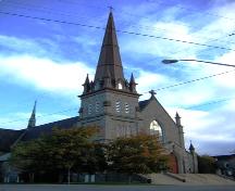 Vue en angle de la Cathédrale qui a été contruite en granit local.; City of Bathurst