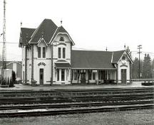Photo prise de l'extérieur; (Glenn J Lockwood, Ottawa, November 1992.)