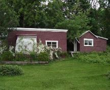 La maison des invités et la serre du 110, rue White.; Carleton County Historical Society