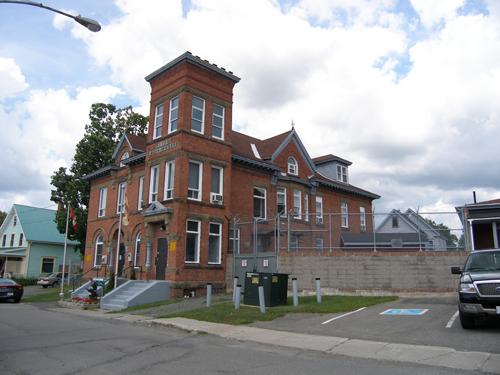 Élévation est de la prison.