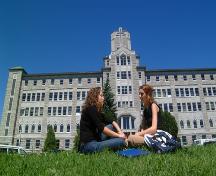 Angle view of the Simon-Larouche Pavilion, showing the façade and north wing.; Michel Carrier, maître-photographe
