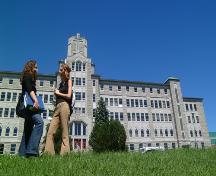 Angle view of Simon-Larouche Pavilion.  It shows the façade and the south wing.; Michel Carrier, maître-photographe