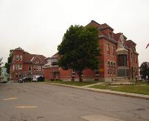 Vue prise à l'angle des rues Main et Maple.; Carleton County Historical Society