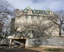 Contextual view, from the east, of the Fort Garry Gate (in the foreground) and the Fort Garry Hotel, Winnipeg, 2006; Historic Resources Branch, Manitoba Culture, Heritage and Tourism, 2006