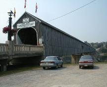 Vue en angle de la façade avant du pont et son revêtement de planches verticales sur toute sa longueur.; PNB 2004