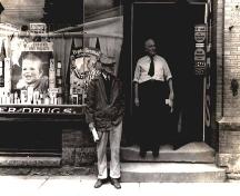 Georges Léger à l'extérieur de sa pharmacie.; CÉA