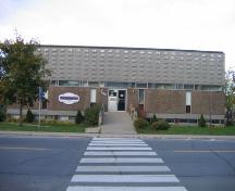 Vue de la façade du Musée du Centenaire Népisiguit/Centre  Culturel qui a été construit en 1967 pour célébrer l'année du centenaire du Canada. (2005); City of Bathurst