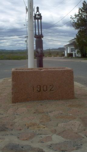 Pompe et bassin à eau de la ville