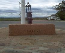 Vue avant de la pompe et le bassin à eau; Norma Stewart