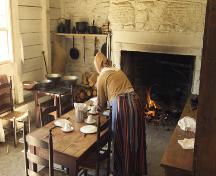 Vue intérieure - Cuisine et foyer de la Blackhall, un des bâtiments au Village Historique Acadien; Village Historique Acadien