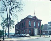 Corner view of the York County Court House, 1992.; Agence Parcs Canada - Parks Canada Agency, 1992.