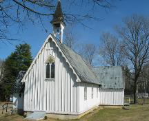 This image illustrates the main gable supported by vertical posts and the simple bargeboards applied to the gable end. 
 
; PNB 2005