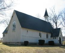 Cette image montre les petites fenêtres de la façade avant et celle du chœur, ornée de trois ogives, du côté est de l'édifice.; PNB 2005