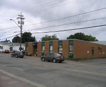 Vue avant et du côté de l'édifice actuel.; City of Bathurst
