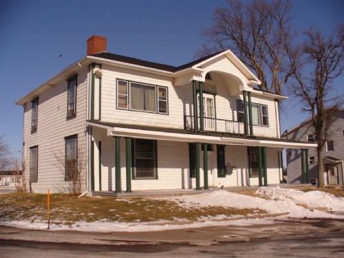 1 Oak Tree Crescent / Belmont
