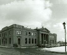 Vue en angle de la Gare ferroviaire Canadien National, qui montre les façades du devant et du côté, 1991.; A. M. de Fort-Menares, 1991.