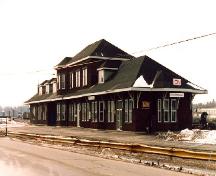 Vue en angle de la Gare ferroviaire Canadien Pacifique, montrant les façades de l'arrière et du côté.; Photographie Jacqueline hallé, 1991.