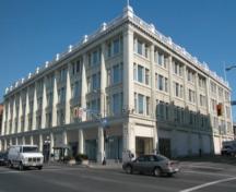 Exterior view of the Hudson's Bay Department Store, 2004.; City of Victoria, Steve Barber, 2004.