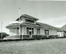 View of the eastern elevation of the passenger depot.; Parks Canada Agency / Agence Parcs Canada, Marilyn E. Armstrong-Reynolds, 1990.