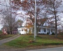 Front and east elevation, with the barn behind the house, Carwarden, Chipman's Corner, Kings County, 2006.; Heritage Division, NS Dept. of Tourism, Culture and Heritage, 2006.