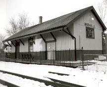 Corner view of Canadian National Railway Station, showing both the rear and side façades, 1993.; Agence Parcs Canada / Parks Canada Agency, A. M. de Fort-Menares, 1993.
