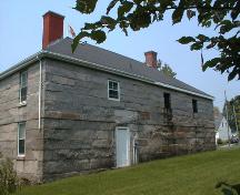 Cette élévation compte une porte et trois ouvertures au deuxième étage.; PNB 2004