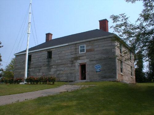 Vue de la façade avant de la prison 